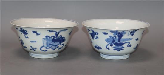 A pair of Chinese Kangxi blue and white hundred antique pattern bowls diameter 15cm